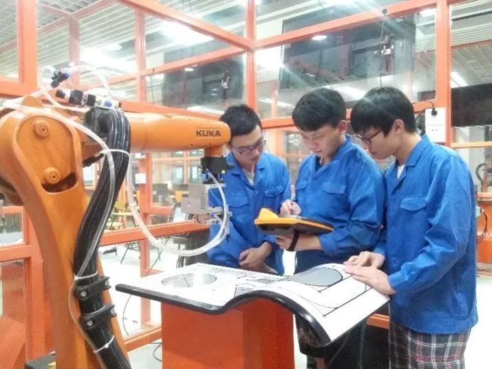 服務看高職 技術服務在現代職業教育中的核心地位